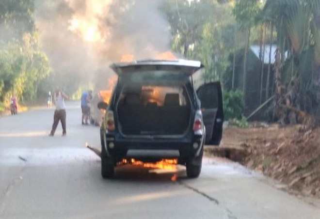 Xế hộp biển số VIP 5678 bốc cháy ngùn ngụt đúng ngày đăng kiểm - 2