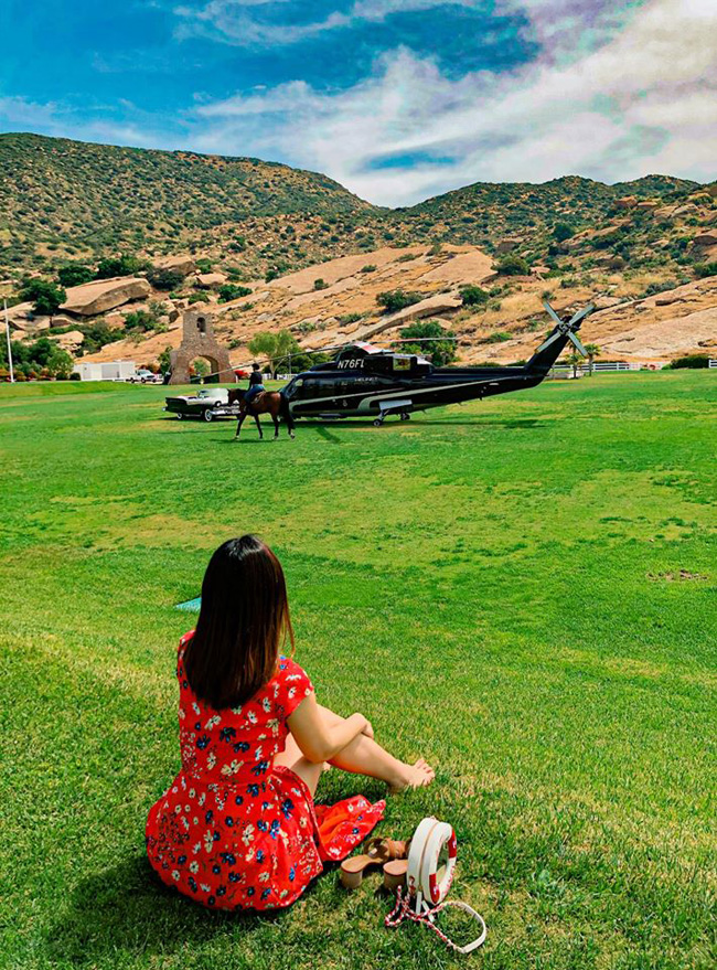 Trên trang cá nhân, Đào Lan Phương thường xuyên chia sẻ lời hay ý đẹp cùng hình ảnh ở Mỹ. Cô luôn tỏ lòng biết ơn với những điều tốt đẹp được cuộc sống ban tặng. Trong ảnh, người mẫu ngồi trên thảm cỏ xanh, phía trước là trực thăng của gia đình. 
