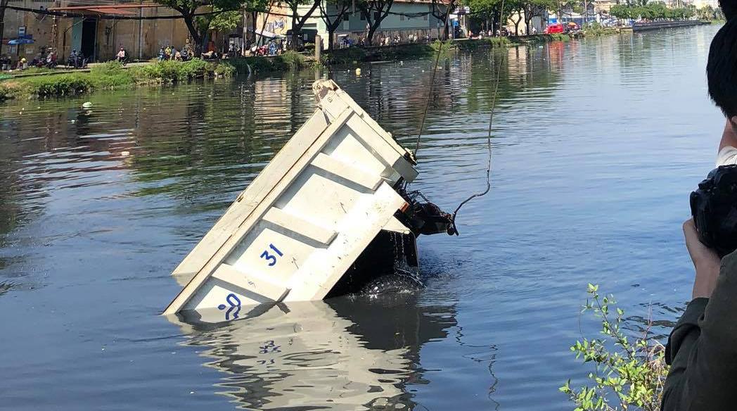 Tông đổ lan can, xe ben chìm dưới kênh đen ở Sài Gòn - 1