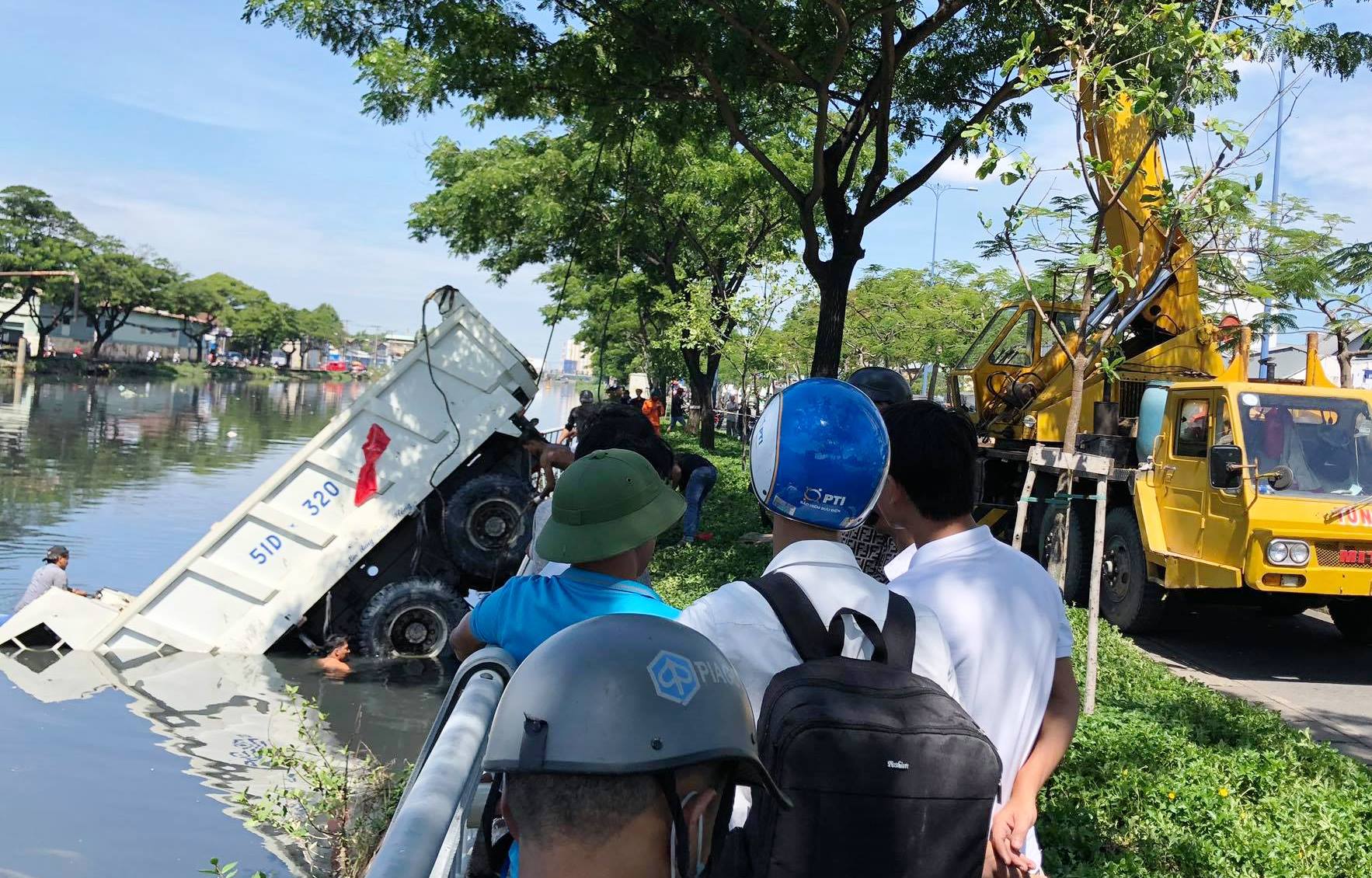 Tông đổ lan can, xe ben chìm dưới kênh đen ở Sài Gòn - 2