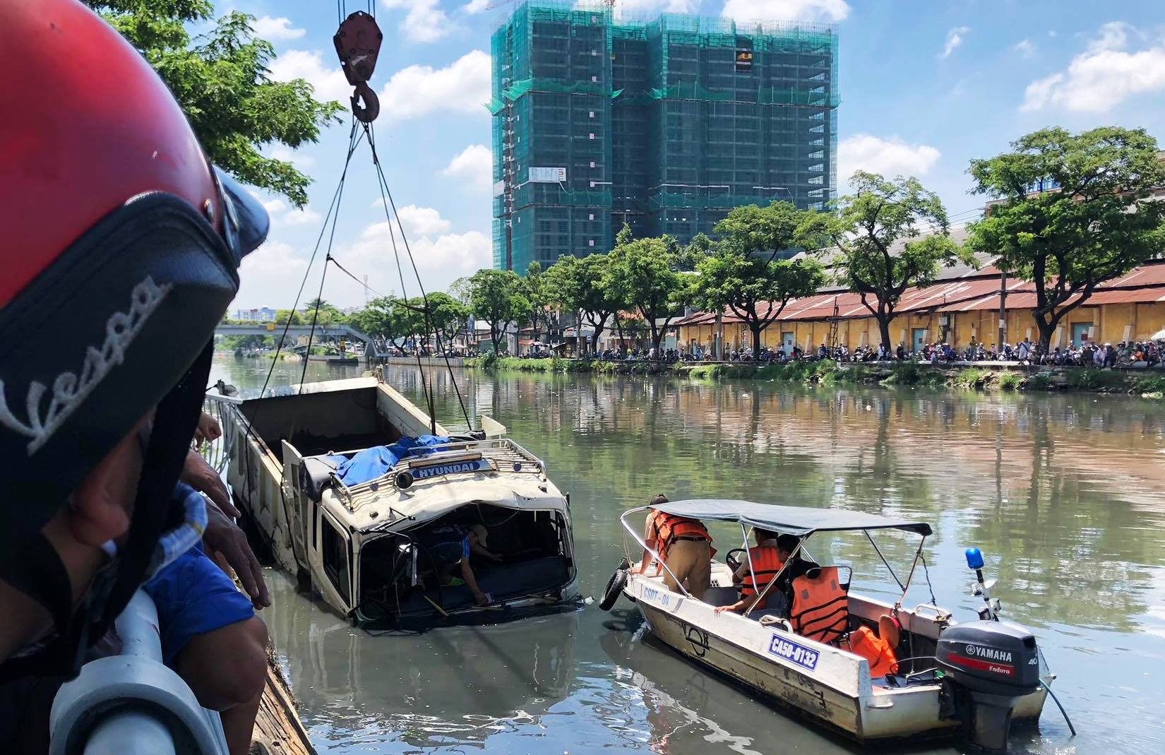 Tông đổ lan can, xe ben chìm dưới kênh đen ở Sài Gòn - 3