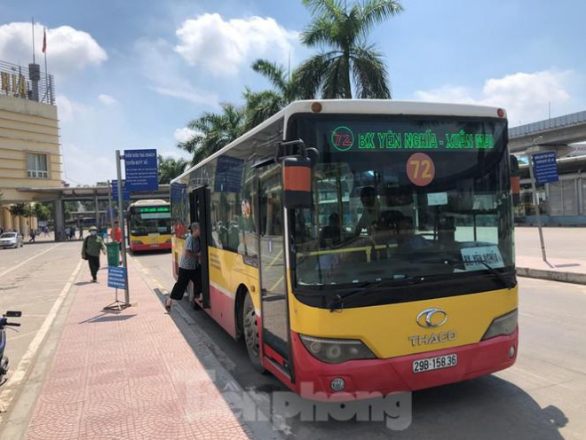 Cận cảnh tuyến xe buýt doanh nghiệp &#39;dọa&#39; dừng hoạt động ở Hà Nội - 1