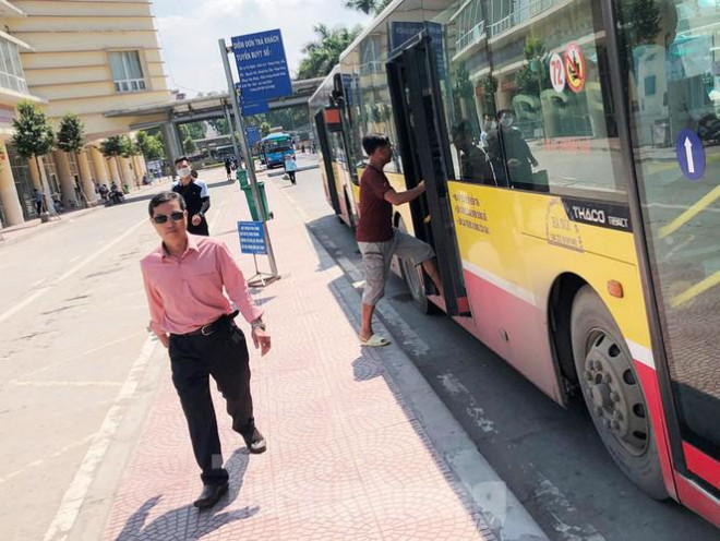 Cận cảnh tuyến xe buýt doanh nghiệp 'dọa' dừng hoạt động ở Hà Nội - 7