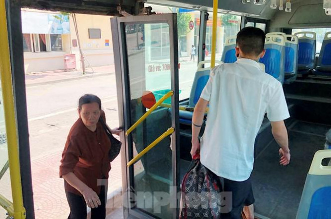 Cận cảnh tuyến xe buýt doanh nghiệp 'dọa' dừng hoạt động ở Hà Nội - 5