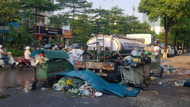 Dân chặn xe vào bãi rác Nam Sơn, đường phố Hà Nội lại ngập rác - 3