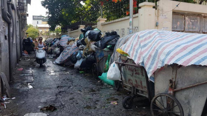Dân chặn xe vào bãi rác Nam Sơn, đường phố Hà Nội lại ngập rác - 2