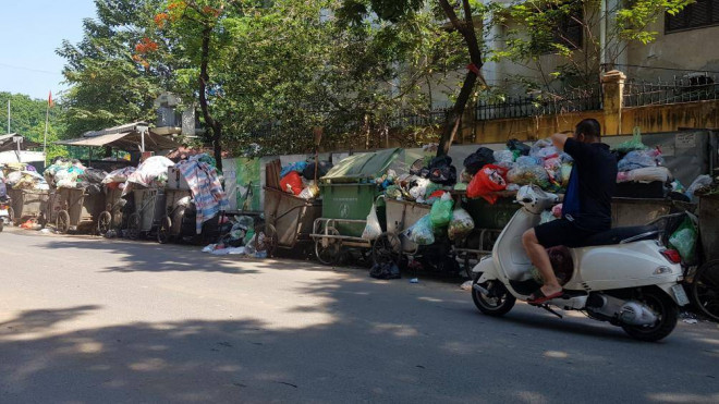 Dân chặn xe vào bãi rác Nam Sơn, đường phố Hà Nội lại ngập rác - 5