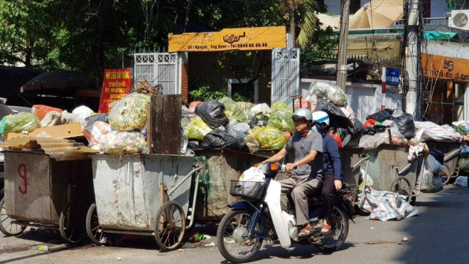 Dân chặn xe vào bãi rác Nam Sơn, đường phố Hà Nội lại ngập rác - 6