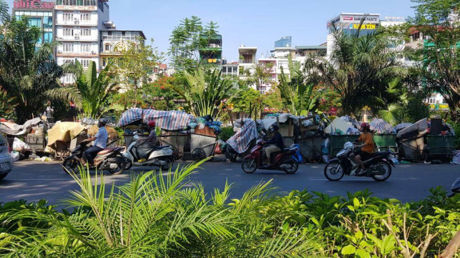 Dân chặn xe vào bãi rác Nam Sơn, đường phố Hà Nội lại ngập rác - 9