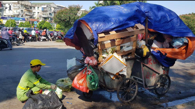 Dân chặn xe vào bãi rác Nam Sơn, đường phố Hà Nội lại ngập rác - 10