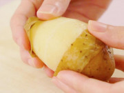 VIDEO: Mẹo bóc vỏ khoai tây siêu dễ, chẳng cần bất kỳ dụng cụ nào