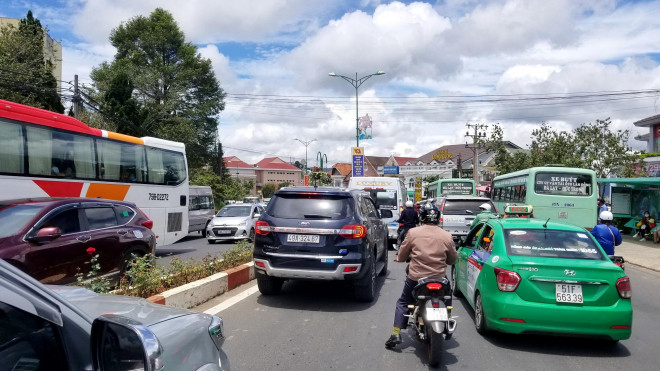 Nhiều tuyến đường ở Đà Lạt bị tê liệt... vì ùn ùn du khách - 2