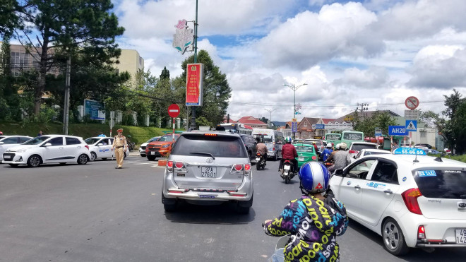 Nhiều tuyến đường ở Đà Lạt bị tê liệt... vì ùn ùn du khách - 3