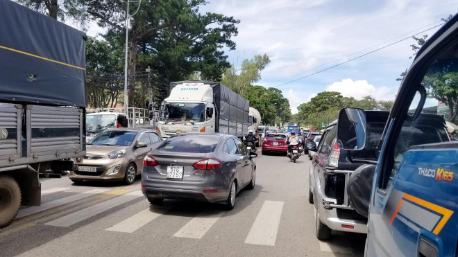 Nhiều tuyến đường ở Đà Lạt bị tê liệt... vì ùn ùn du khách - 5