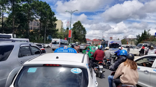 Nhiều tuyến đường ở Đà Lạt bị tê liệt... vì ùn ùn du khách - 4