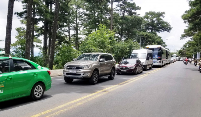 Nhiều tuyến đường ở Đà Lạt bị tê liệt... vì ùn ùn du khách - 7