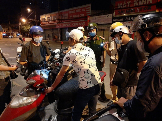TP.HCM: Năn nỉ không được CSGT bỏ qua vi phạm lập tức "không nhớ tên mình" - 11
