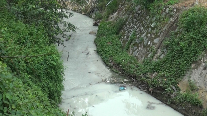 Đã tìm ra nguyên nhân khiến con suối ở Bình Dương nổi màu trắng xoá - 3