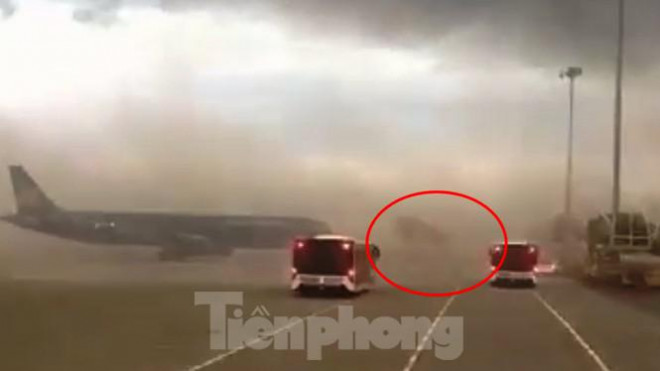 Hãi hùng hình ảnh bão bụi bao trùm sân bay Phú Bài như 'ngày tận thế' - 3
