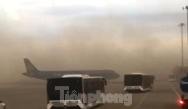 Hãi hùng hình ảnh bão bụi bao trùm sân bay Phú Bài như 'ngày tận thế' - 5