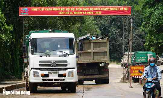 Clip: Xe chở rác hoạt động "xuyên màn đêm" để "giải cứu" Hà Nội - 2