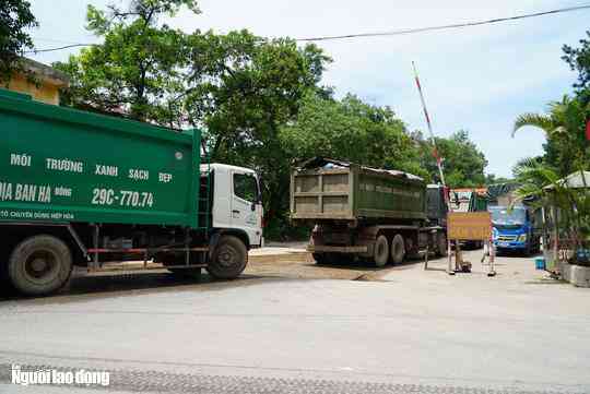 Clip: Xe chở rác hoạt động "xuyên màn đêm" để "giải cứu" Hà Nội - 3