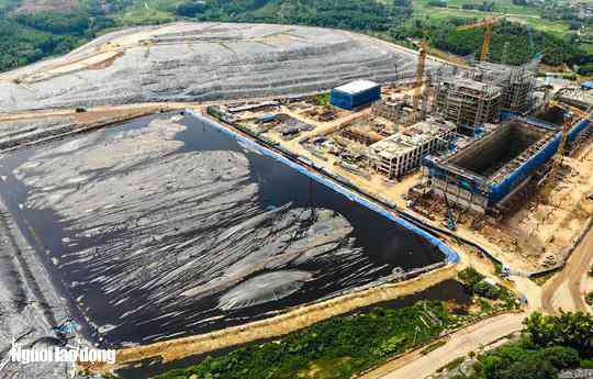 Clip: Xe chở rác hoạt động "xuyên màn đêm" để "giải cứu" Hà Nội - 4