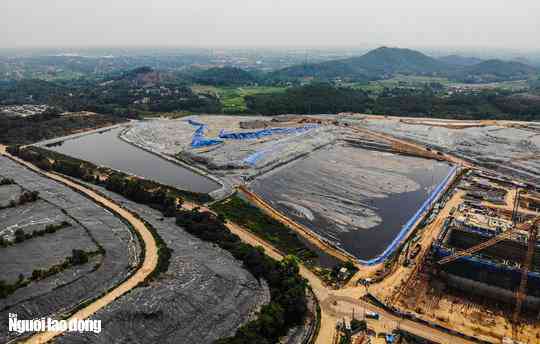 Clip: Xe chở rác hoạt động "xuyên màn đêm" để "giải cứu" Hà Nội - 5