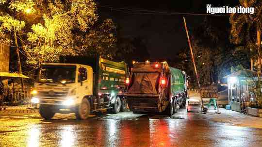 Clip: Xe chở rác hoạt động "xuyên màn đêm" để "giải cứu" Hà Nội - 6