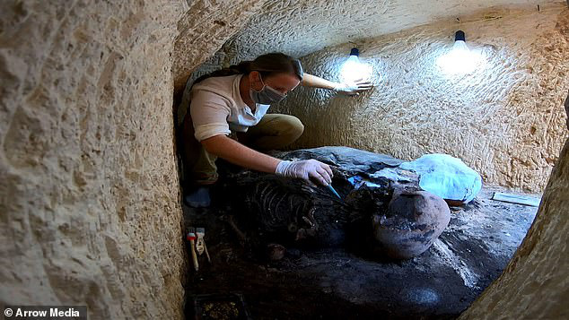 Bí ẩn xác ướp đôi nam nữ phủ vàng, bên nhau 2.000 năm trong đền cổ - 1