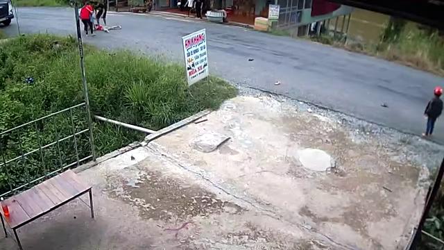 CLIP: Bé gái bị xe máy tông vì băng qua đường như tia chớp - 3