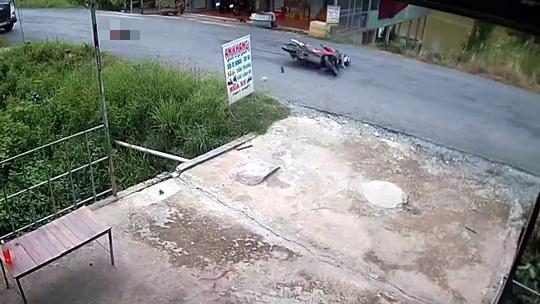 CLIP: Bé gái bị xe máy tông vì băng qua đường như tia chớp - 2