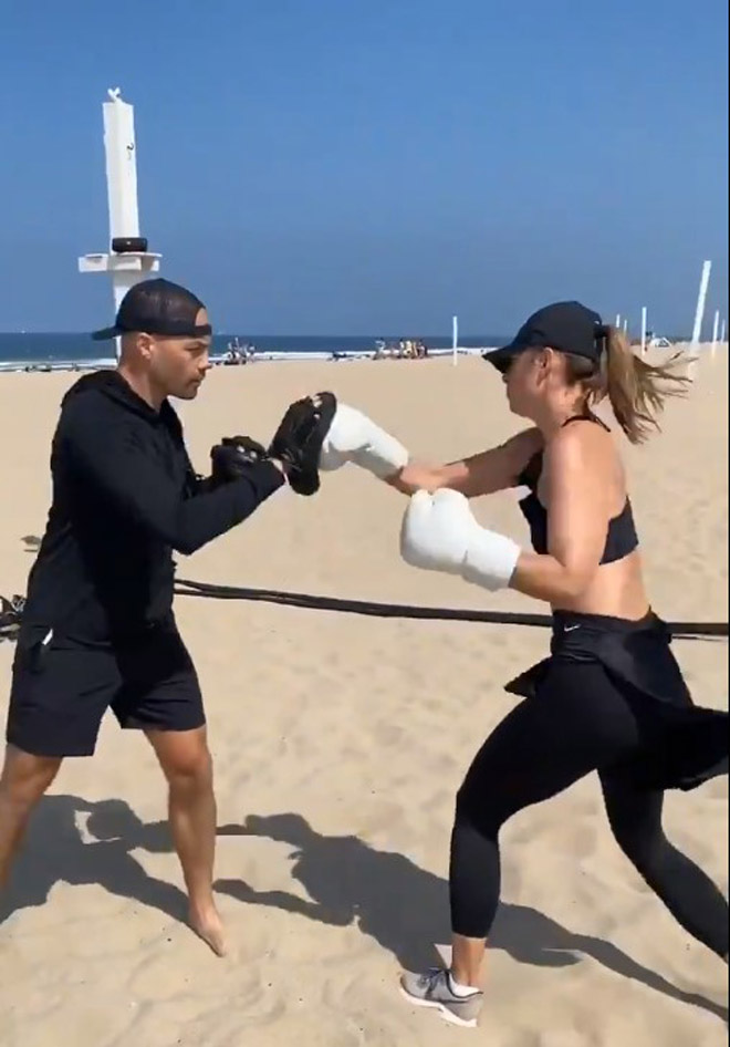 &#34;Búp bê&#34; Sharapova khoe vóc dáng tuyệt đẹp, trổ tài quyền Anh trên biển - 3