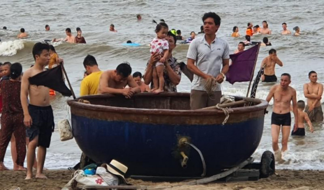 Du khách đổ xô đến Cửa Lò vui chơi, tắm biển - 2