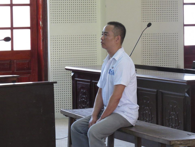 Xót xa hình ảnh cô gái ngồi co quắp trên xe lăn đến dự phiên tòa xử kẻ đã hãm hại mình - 1