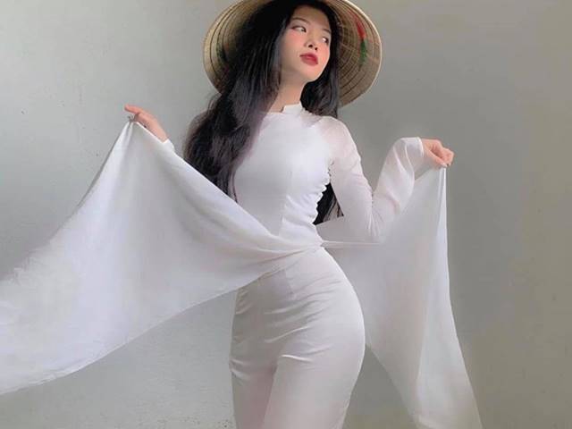 Nữ sinh Việt nổi như cồn vì quá xinh trong áo dài trắng ngày bế giảng