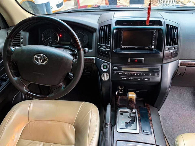 Toyota Land Cruiser máy dầu chạy hơn 10 năm bán giá gần bằng xe ...