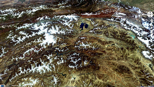 Hồ nước giống như "Biển Chết" ở trên "nóc nhà của thế giới" - 3