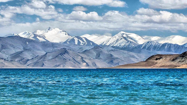 Hồ nước giống như "Biển Chết" ở trên "nóc nhà của thế giới" - 6