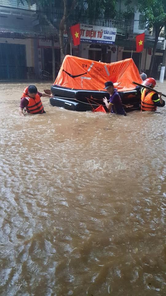 TP Hà Giang ngập như sông sau 1 đêm, ô tô nổi bồng bềnh trong nước - 12