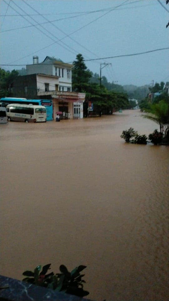 TP Hà Giang ngập như sông sau 1 đêm, ô tô nổi bồng bềnh trong nước - 5