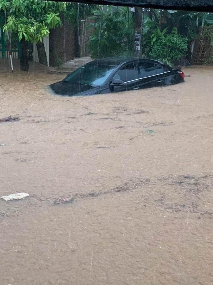 TP Hà Giang ngập như sông sau 1 đêm, ô tô nổi bồng bềnh trong nước - 8