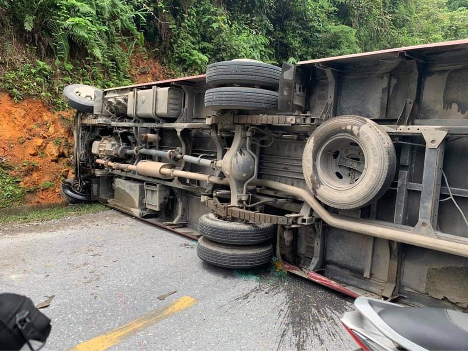 Xe khách chở 26 người “phơi bụng” giữa đèo Sa Pa, giao thông ùn tắc - 3