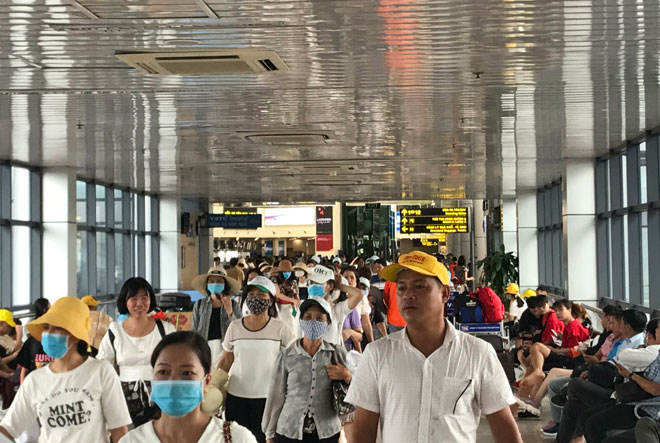 Người dân vật vã hàng tiếng đồng hồ chờ check-in tại sân bay Nội Bài - 9