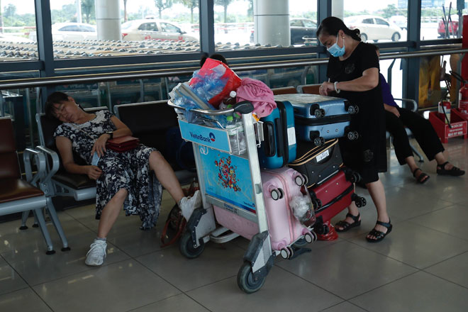 Người dân vật vã hàng tiếng đồng hồ chờ check-in tại sân bay Nội Bài - 4