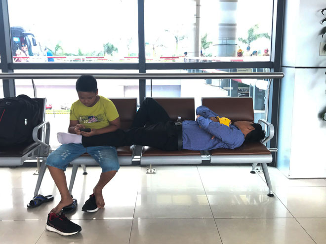Người dân vật vã hàng tiếng đồng hồ chờ check-in tại sân bay Nội Bài - 6
