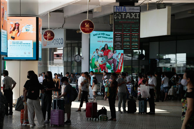 Người dân vật vã hàng tiếng đồng hồ chờ check-in tại sân bay Nội Bài - 8