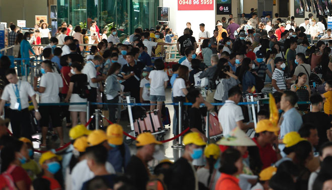 Người dân vật vã hàng tiếng đồng hồ chờ check-in tại sân bay Nội Bài - 1