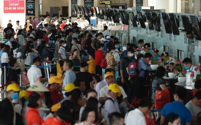Người dân vật vã hàng tiếng đồng hồ chờ check-in tại sân bay Nội Bài - 2