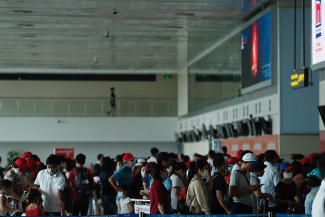 Người dân vật vã hàng tiếng đồng hồ chờ check-in tại sân bay Nội Bài - 3